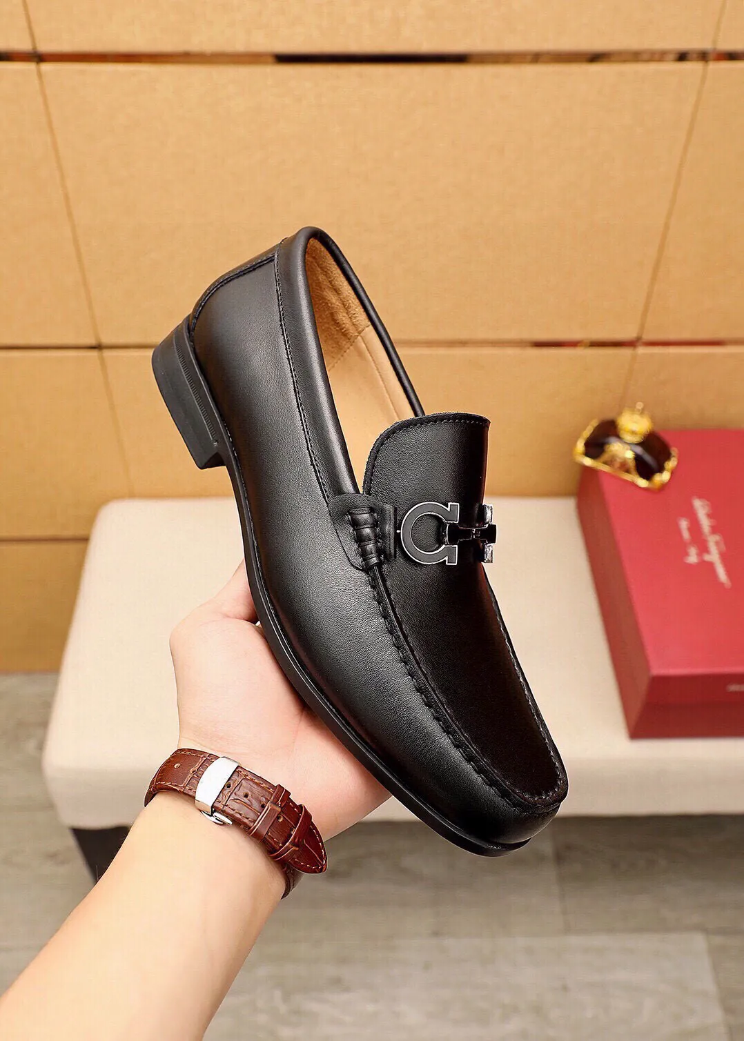 Men's shoes 💰480 💐 Product trademark: Ferragamo "Ferragamo" casual leather shoes Regular size: 38-44 (45🉑️customized) Product materials: Selected imported first-layer calfskin upper + luxury hardware buckle, imported water-dyed cow leather lining. Strong three-dimensional visual effect, original outsole color: 4⃣️seed leather materials available